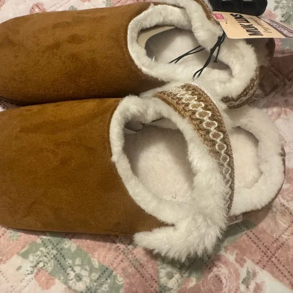 Muk Luks Brown Women's Slippers - Picture 2 of 4